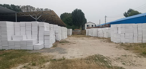 如何對擠塑板進行現(xiàn)場的施工操作呢？